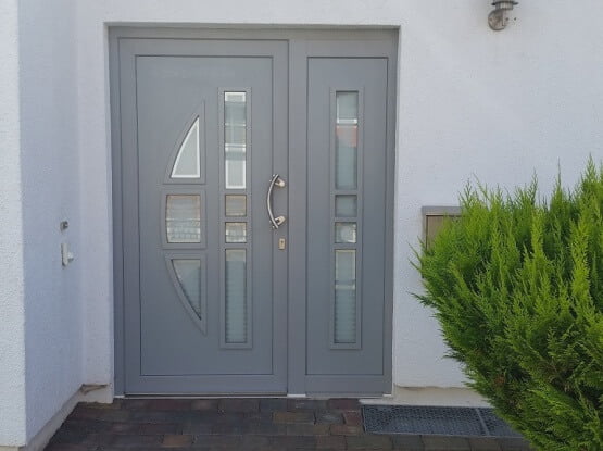 Haustür grau mit Seitenteil